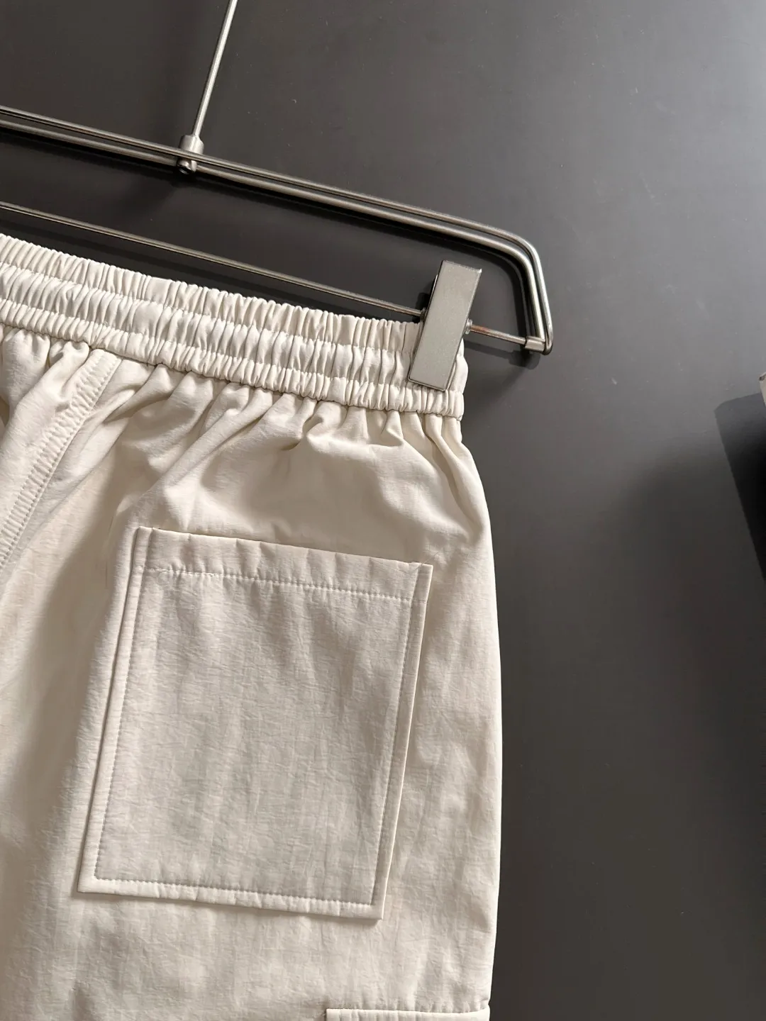 2-3 days to ship P360 Stone lsland/Stone Island Mouth Co-branded Exclusive launch of 25ss autumn and winter new high-quality trousers Compare real-life details at will The craftsmanship that ordinary small workshops cannot copy Top-level ZP development Unique imported fabric feel Purely imported German machine production Precision operation Ten thousand needle density A pair of trousers with rich details You can see the development strength A full set of new accessories can be customized simultaneously Simple yet elegant Soft, delicate and comfortable The upper body is versatile and fashionable A perfect choice for autumn and winter, a must-have item. Sizes: M to 3XL (please state your height and weight when placing an order)
